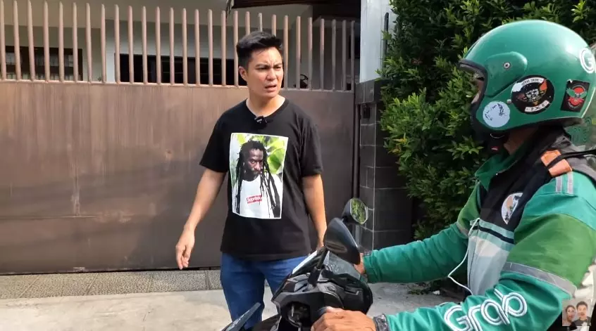 Momen Baim Wong bagi-bagi duit di jalan Youtube/Baim Paula Momen Baim Wong bagi-bagi duit di jalan Youtube/Baim Paula