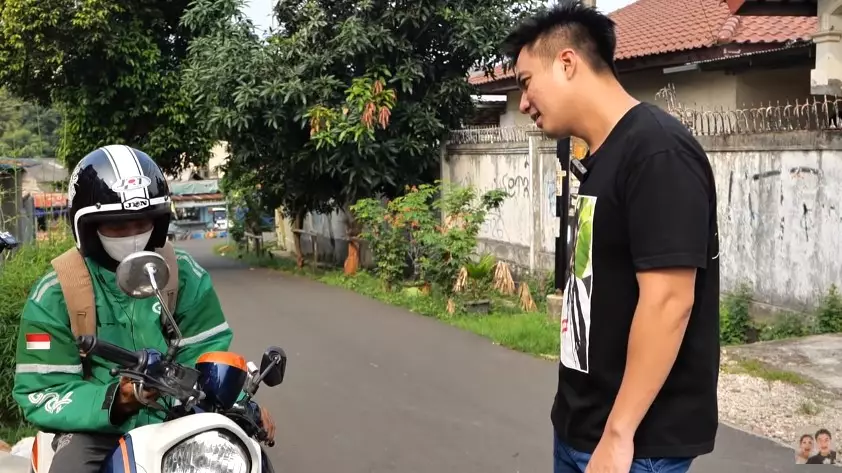 Momen Baim Wong bagi-bagi duit di jalan Youtube/Baim Paula Momen Baim Wong bagi-bagi duit di jalan Youtube/Baim Paula