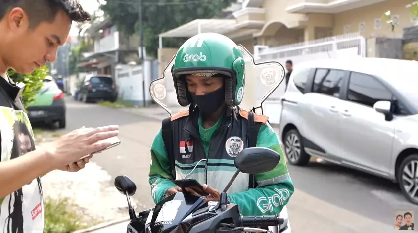 Momen Baim Wong bagi-bagi duit di jalan Youtube/Baim Paula Momen Baim Wong bagi-bagi duit di jalan Youtube/Baim Paula