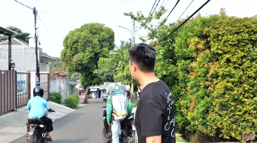 Momen Baim Wong bagi-bagi duit di jalan Youtube/Baim Paula Momen Baim Wong bagi-bagi duit di jalan Youtube/Baim Paula