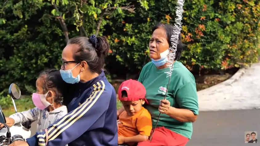 Momen Baim Wong bagi-bagi duit di jalan Youtube/Baim Paula Momen Baim Wong bagi-bagi duit di jalan Youtube/Baim Paula