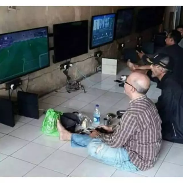 kelakuan bapak kayak bocah © berbagai sumber kelakuan bapak kayak bocah © berbagai sumber