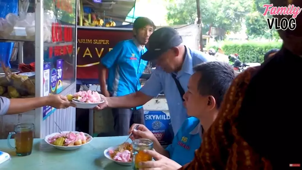 Ussy belanja di pasar © YouTube Ussy belanja di pasar © YouTube