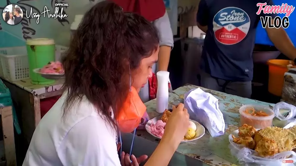 Ussy belanja di pasar © YouTube Ussy belanja di pasar © YouTube