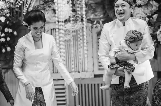 Potret prosesi tedhak siten anak Titi Radjo Padmaja © Instgaram/@titiradjopadmaja Potret prosesi tedhak siten anak Titi Radjo Padmaja © Instgaram/@titiradjopadmaja