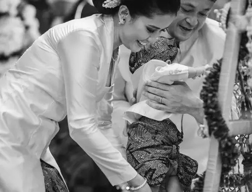 Potret prosesi tedhak siten anak Titi Radjo Padmaja © Instgaram/@titiradjopadmaja Potret prosesi tedhak siten anak Titi Radjo Padmaja © Instgaram/@titiradjopadmaja