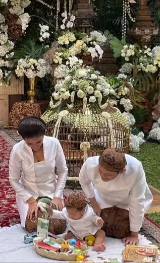 Potret prosesi tedhak siten anak Titi Radjo Padmaja © Instgaram/@titiradjopadmaja Potret prosesi tedhak siten anak Titi Radjo Padmaja © Instgaram/@titiradjopadmaja
