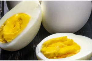 5 Cara mudah merebus telur sesuai tingkat kematangannya