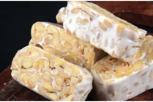 Beda tempe dibungkus daun pisang dan plastik, mana lebih baik?