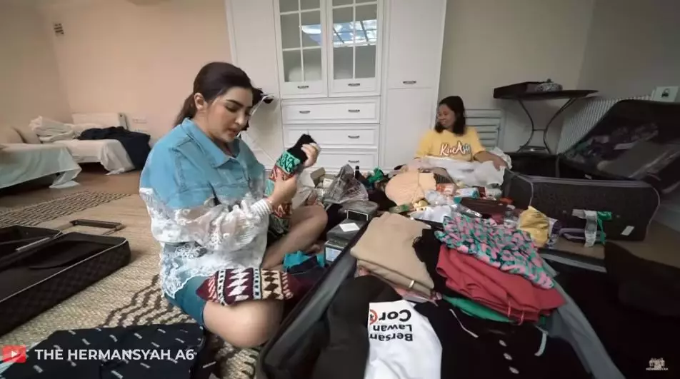 isi koper Ashanty sebelum balik Jakarta © 2021 brilio.net isi koper Ashanty sebelum balik Jakarta © 2021 brilio.net