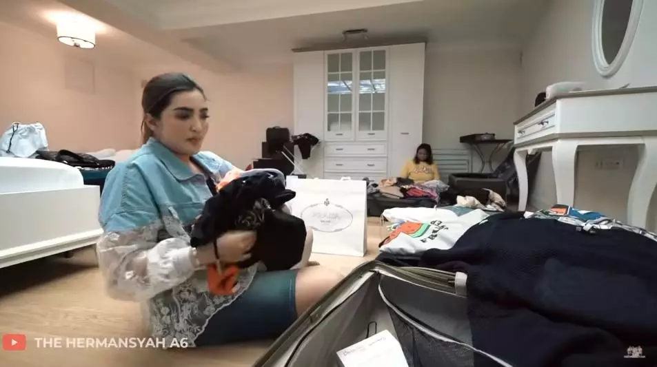 isi koper Ashanty sebelum balik Jakarta © 2021 brilio.net isi koper Ashanty sebelum balik Jakarta © 2021 brilio.net