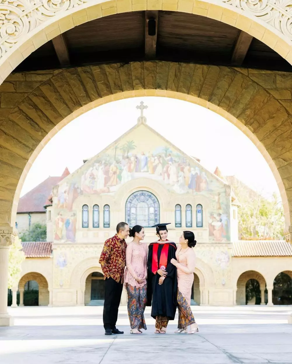 potret kelulusan maudy ayunda © 2021 Instagram