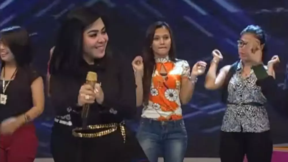 Transformasi gaya Syahrini © 2021 brilio.net Transformasi gaya Syahrini © 2021 brilio.net