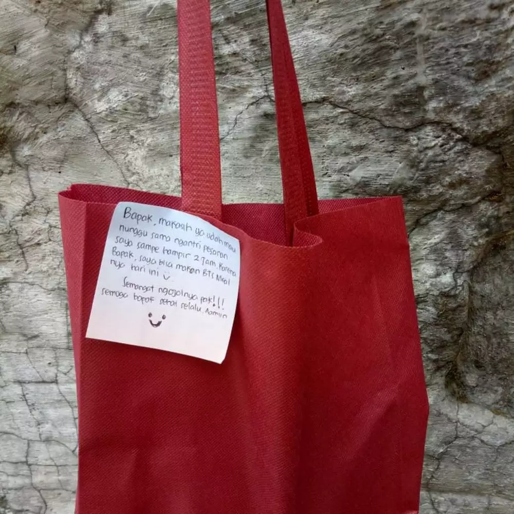 Potret bingkisan dari Army untuk ojol © 2021 brilio.net