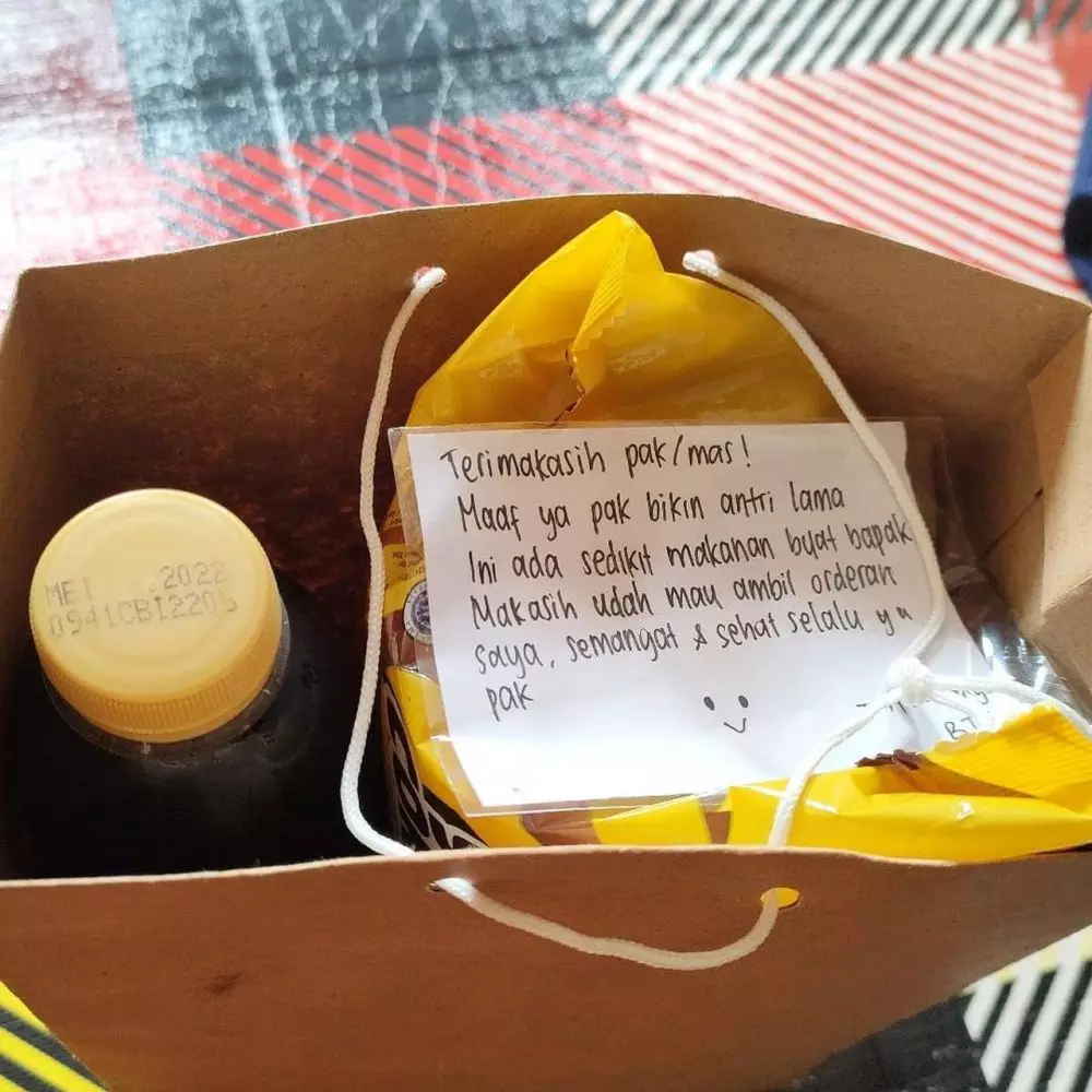 Potret bingkisan dari Army untuk ojol © 2021 brilio.net