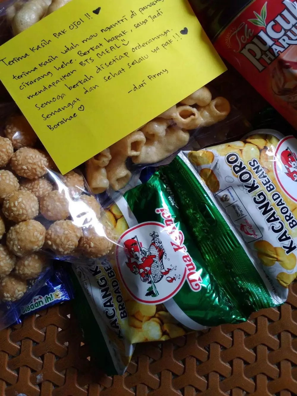 Potret bingkisan dari Army untuk ojol © 2021 brilio.net