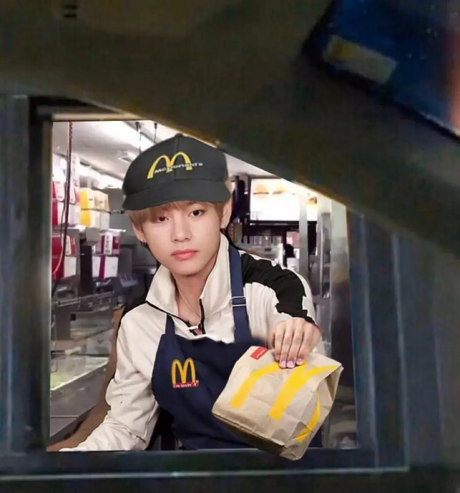 foto editan member BTS jadi pegawai McD © 2021 brilio.net
