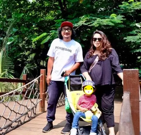 istri komedian saat momong anak © berbagai sumber