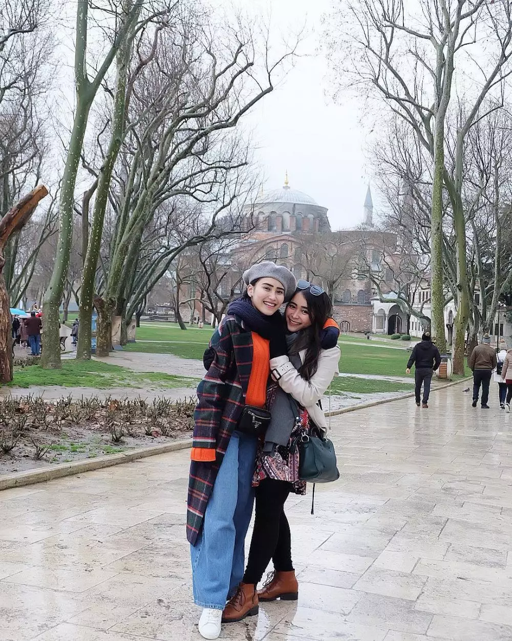 penyanyi cantik dan adik perempuan © Instagram
