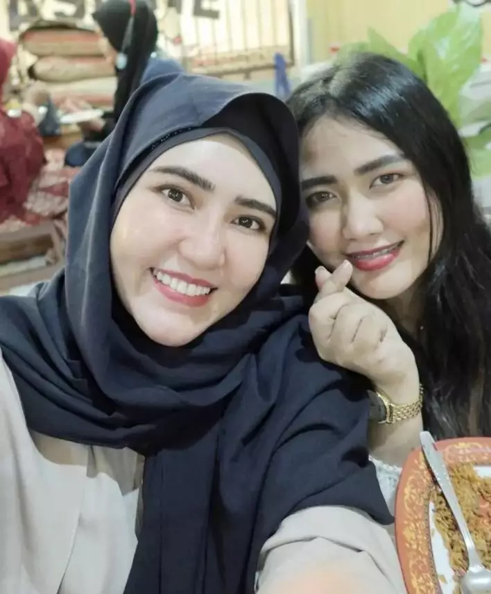 penyanyi cantik dan adik perempuan © Instagram