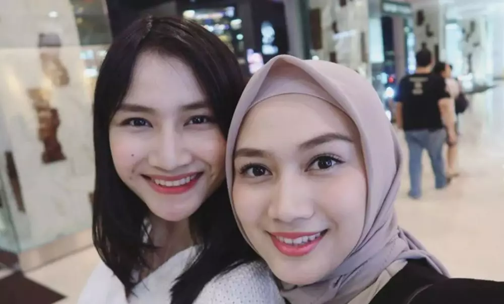 penyanyi cantik dan adik perempuan © Instagram