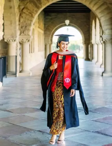 Cerita dibalik Kebaya kelulusan Maudy Ayunda © Twitter/@didietmaulana