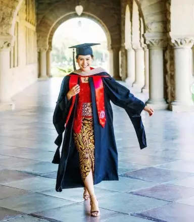 Cerita dibalik Kebaya kelulusan Maudy Ayunda © Twitter/@didietmaulana