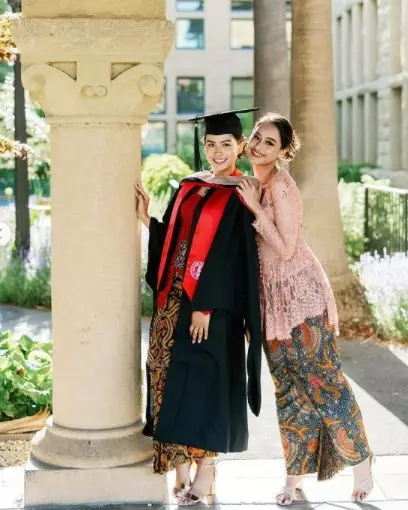 Cerita dibalik Kebaya kelulusan Maudy Ayunda © Twitter/@didietmaulana