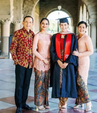 Cerita dibalik Kebaya kelulusan Maudy Ayunda © Twitter/@didietmaulana