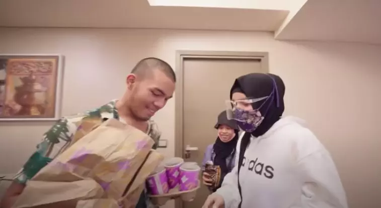 Momen Saaih Halilintar borong BTS Meal © YouTube/Saiihalilintar