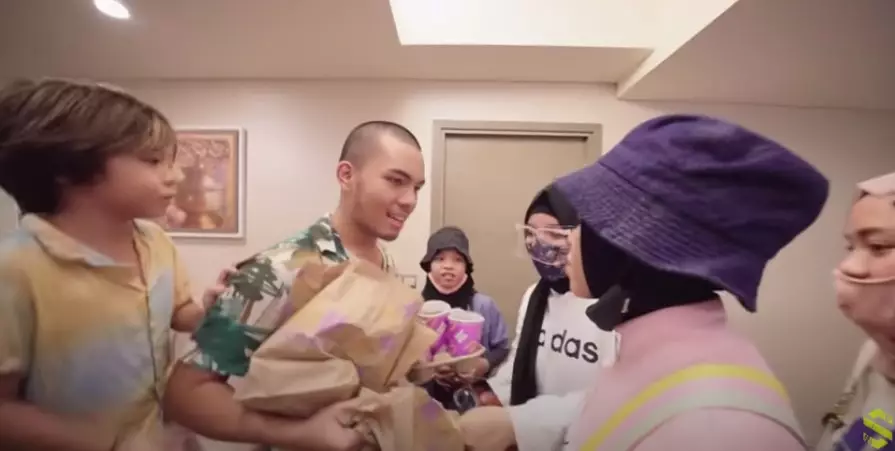 Momen Saaih Halilintar borong BTS Meal © YouTube/Saiihalilintar