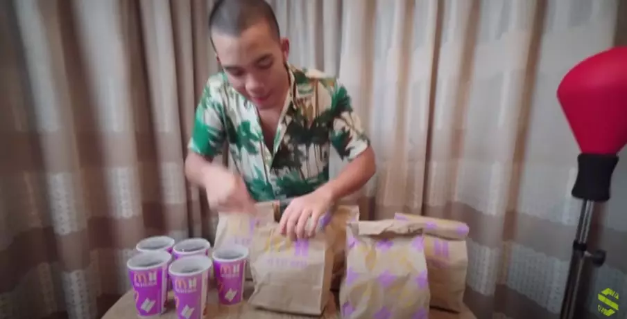 Momen Saaih Halilintar borong BTS Meal © YouTube/Saiihalilintar