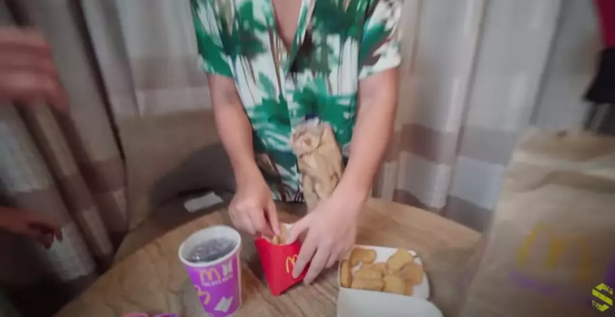 Momen Saaih Halilintar borong BTS Meal © YouTube/Saiihalilintar