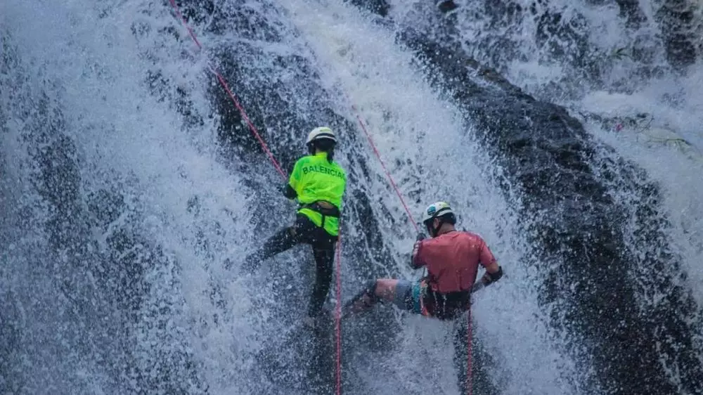 ririn ekawati dan ibnu jamil menuruni air terjun Instagram