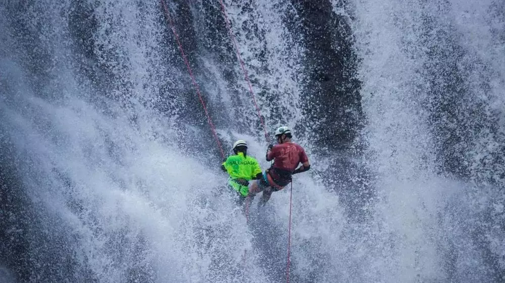 ririn ekawati dan ibnu jamil menuruni air terjun Instagram