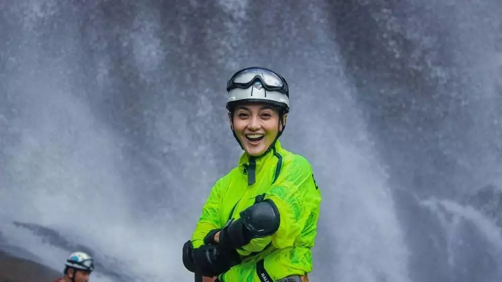 ririn ekawati dan ibnu jamil menuruni air terjun Instagram