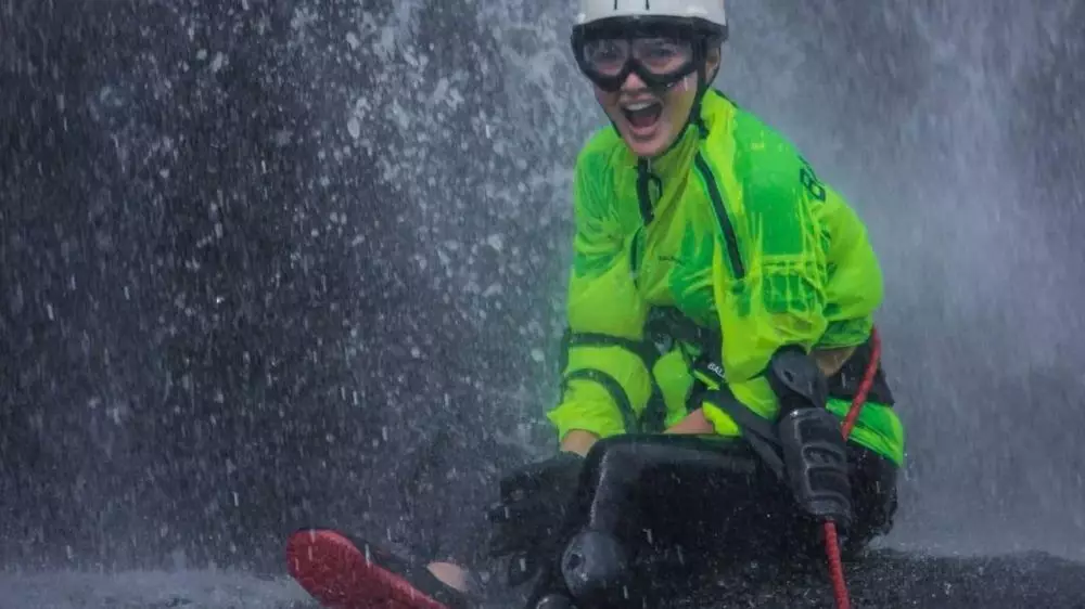 ririn ekawati dan ibnu jamil menuruni air terjun Instagram