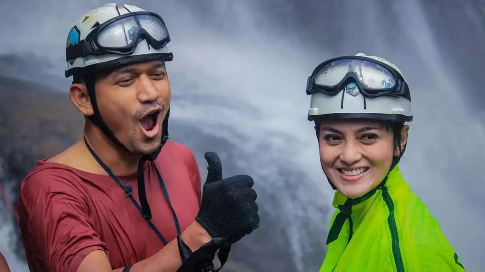 ririn ekawati dan ibnu jamil menuruni air terjun Instagram
