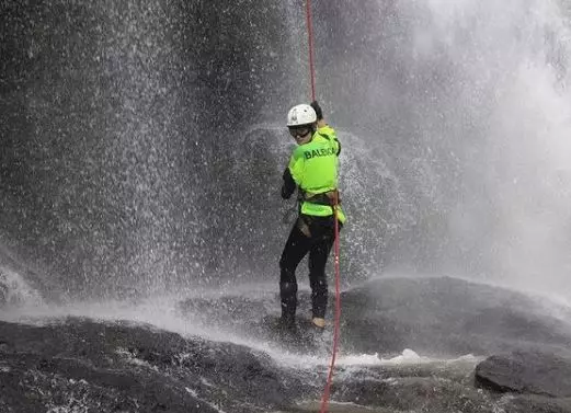 ririn ekawati dan ibnu jamil menuruni air terjun Instagram