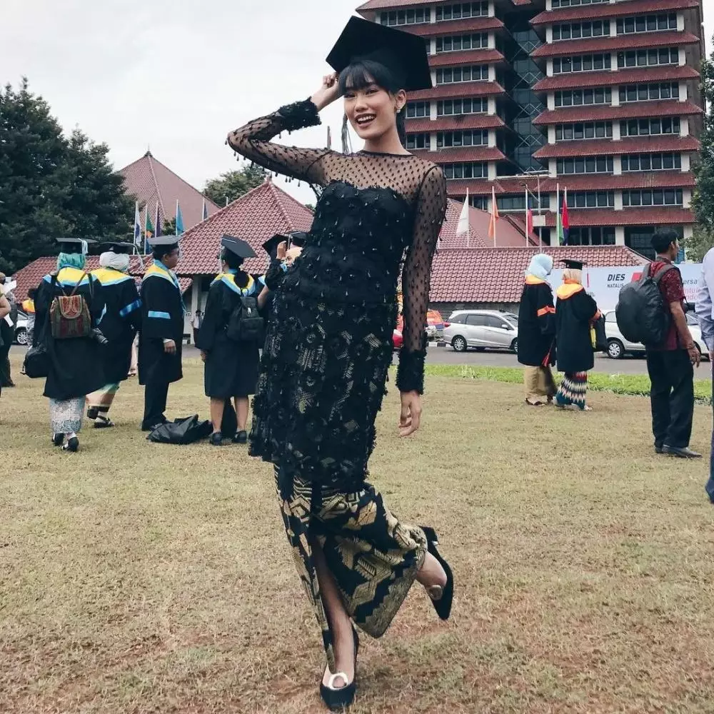 penyanyi pakai kebaya saat wisuda Instagram