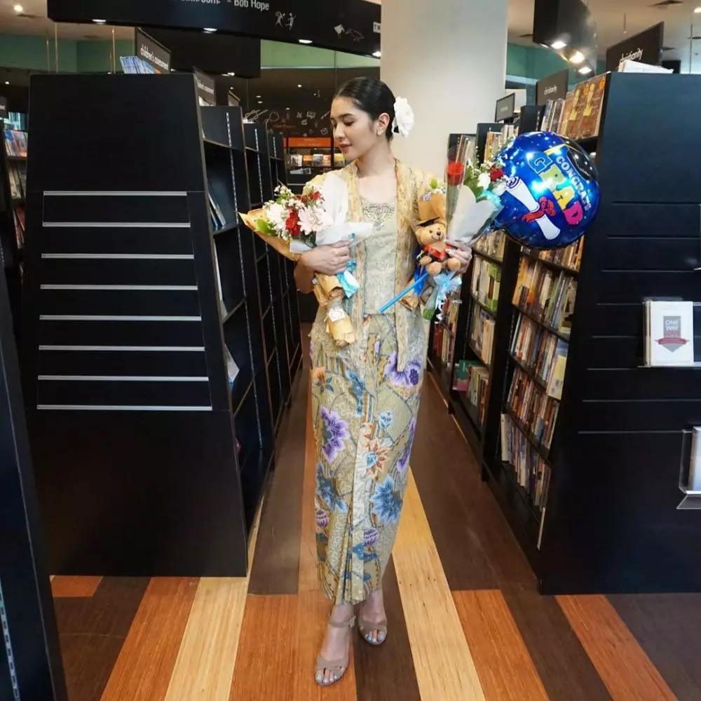 penyanyi pakai kebaya saat wisuda Instagram