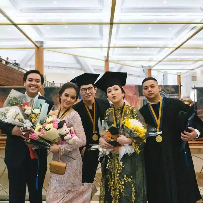 penyanyi pakai kebaya saat wisuda Instagram