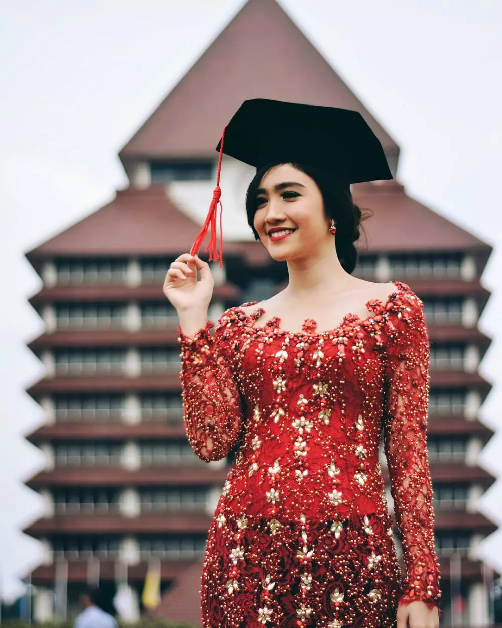 penyanyi pakai kebaya saat wisuda Instagram