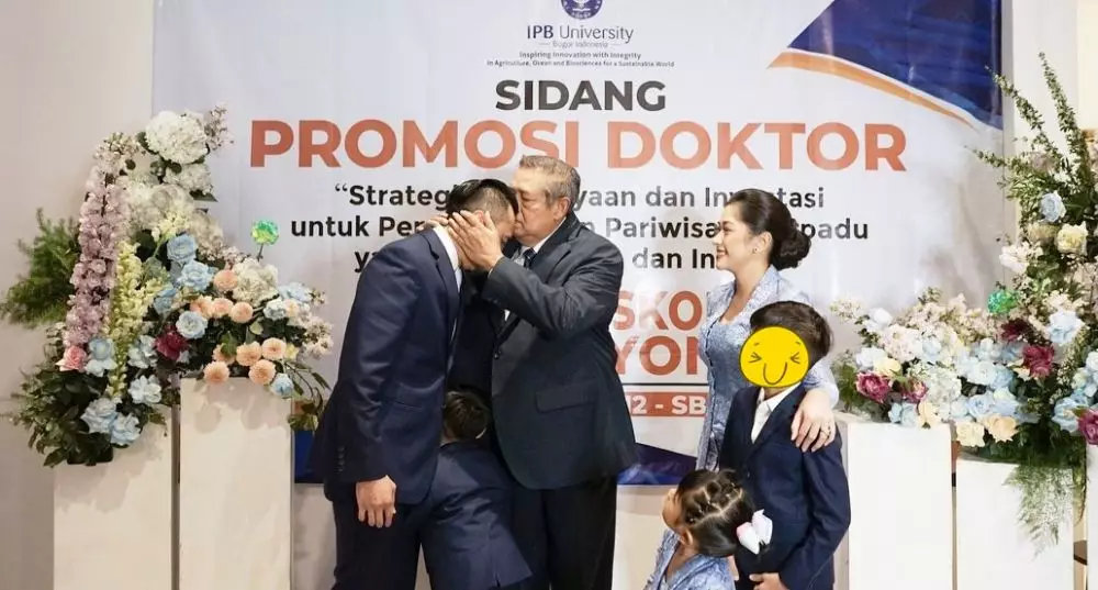 potret Ibas lulus S3 © Instagram