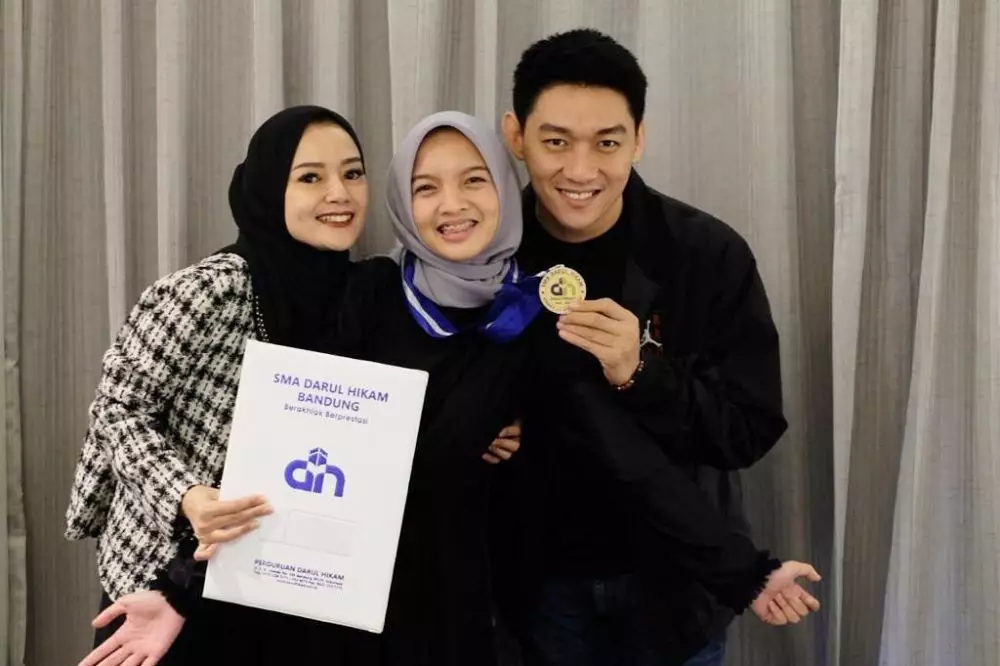 Penyanyi dampingi wisuda anak © Instagram Penyanyi dampingi wisuda anak © Instagram
