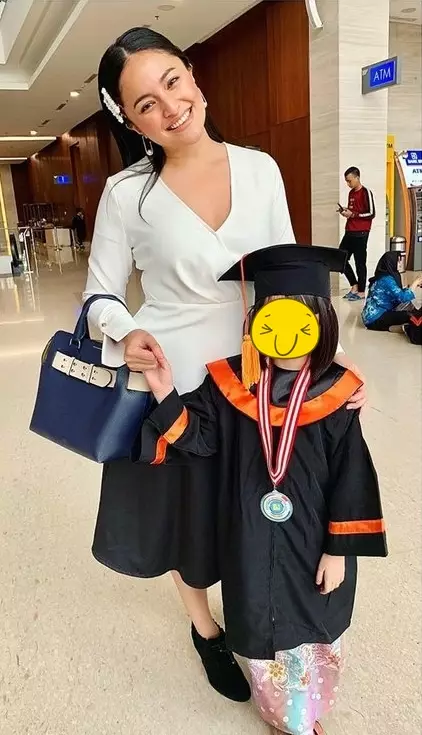 Penyanyi dampingi wisuda anak © Instagram Penyanyi dampingi wisuda anak © Instagram