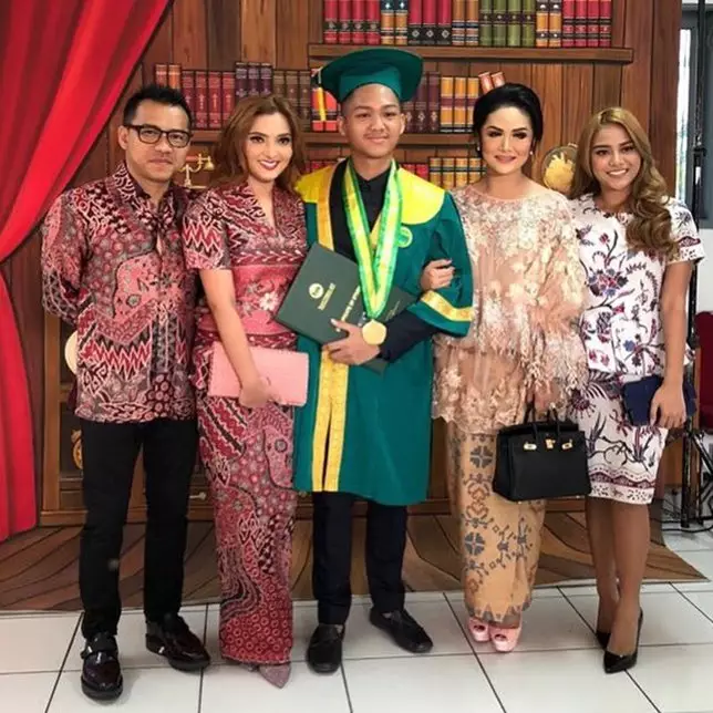Penyanyi dampingi wisuda anak © Instagram Penyanyi dampingi wisuda anak © Instagram