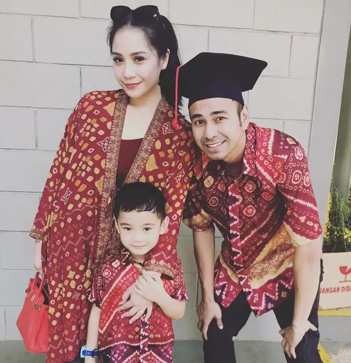 Penyanyi dampingi wisuda anak © Instagram Penyanyi dampingi wisuda anak © Instagram