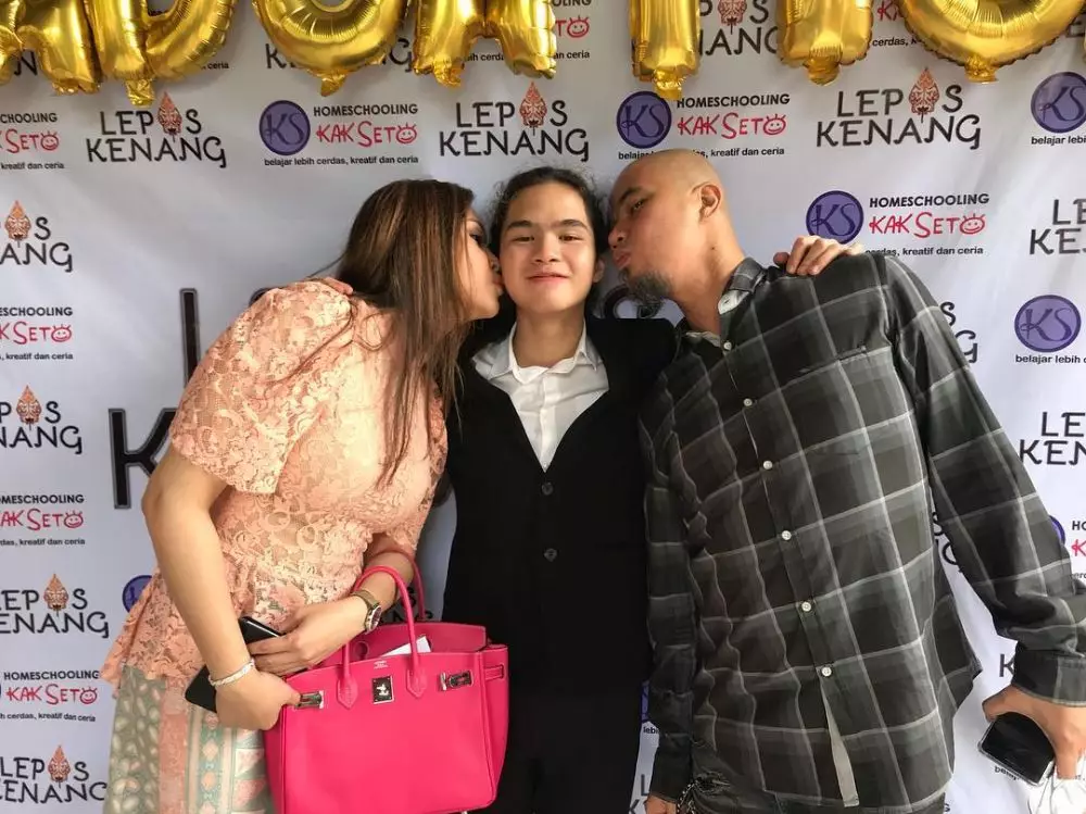 Penyanyi dampingi wisuda anak © Instagram Penyanyi dampingi wisuda anak © Instagram