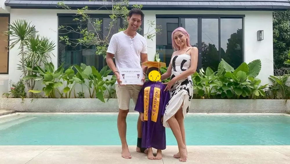 Penyanyi dampingi wisuda anak © Instagram Penyanyi dampingi wisuda anak © Instagram